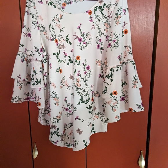 Bell sleeve handkerchief hem Alfani top size large, pink with floral pattern - Picture 2 of 6